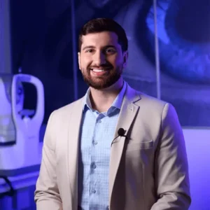 Dr Iago Camillo - Médico oftalmologista apaixonado por cuidar da visão e, acima de tudo, das pessoas. Formado com excelência e movido por um olhar sensível, o Dr. Iago construiu sua trajetória unindo conhecimento técnico, empatia e dedicação verdadeira ao bem-estar de cada paciente. Atua amplamente em cirurgias Oftalmologicas oferecendo um atendimento humano, acessível e comprometido com resultados que devolvem qualidade de vida. Acredita que ser médico vai além de diagnósticos: é escutar, acolher e transformar histórias através do cuidado com os olhos.